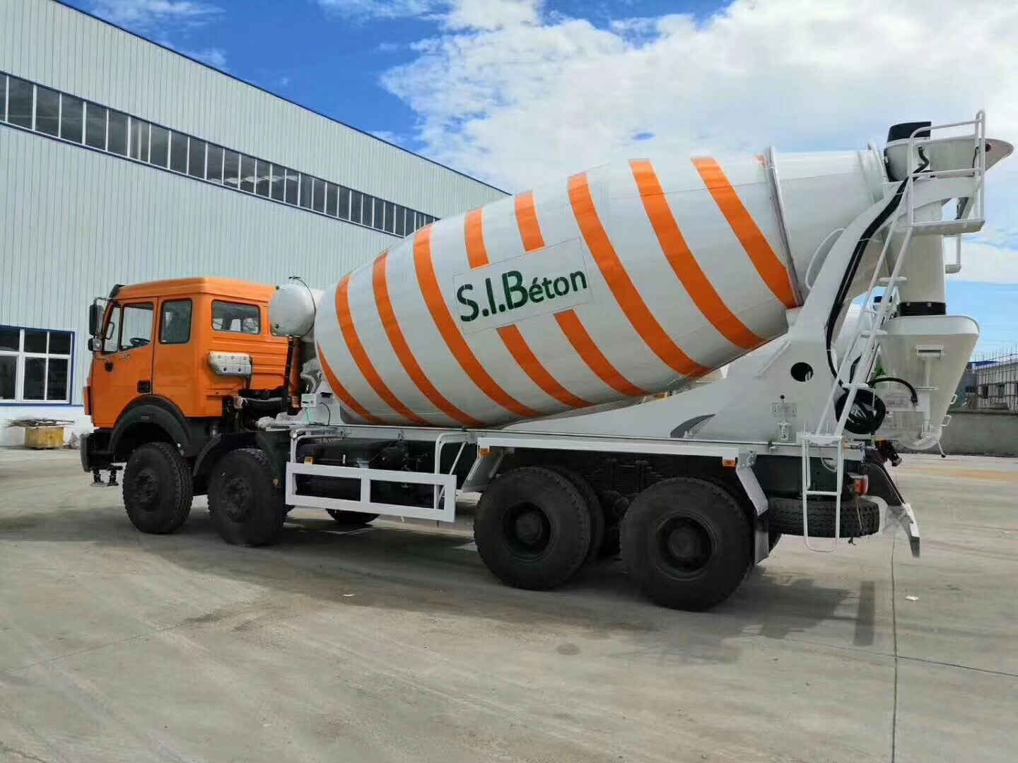 Camión mezclador de cemento beiben 3138