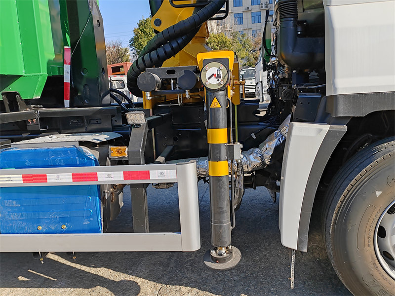 Beiben hook loader garbage truck with crane