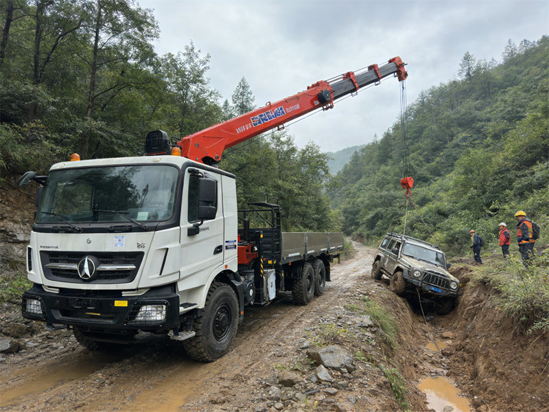 Beiben V3 6×6 stiff boom crane truck