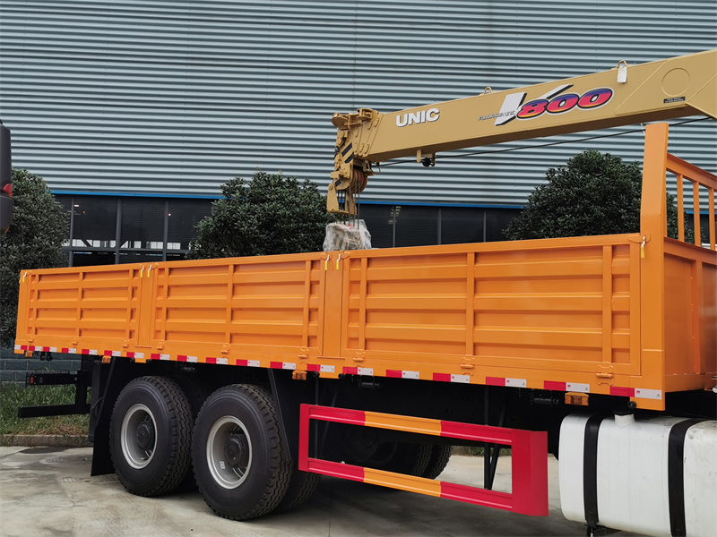 Beiben cargo truck mounted 8-ton crane