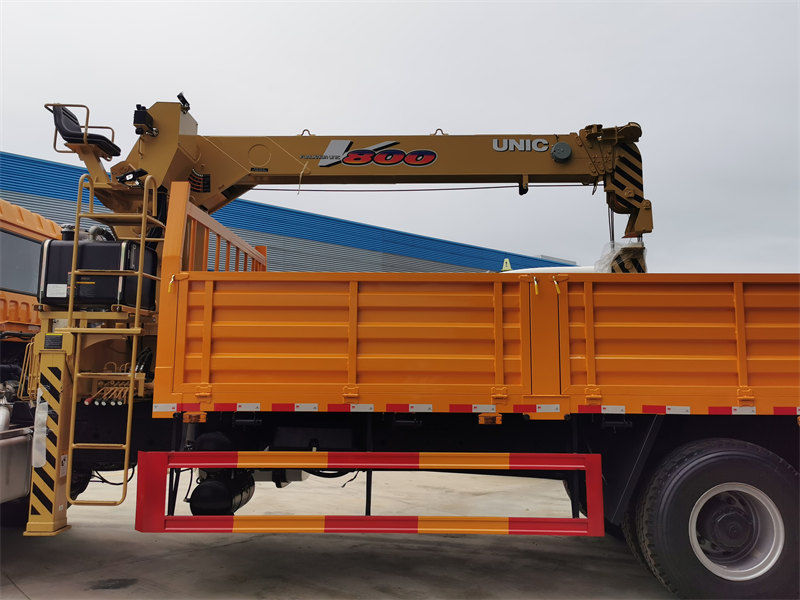 Beiben truck mounted 8-ton crane