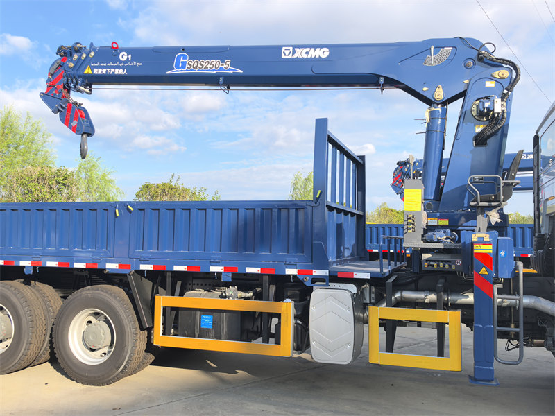 Beiben cargo truck mounted 10-ton crane