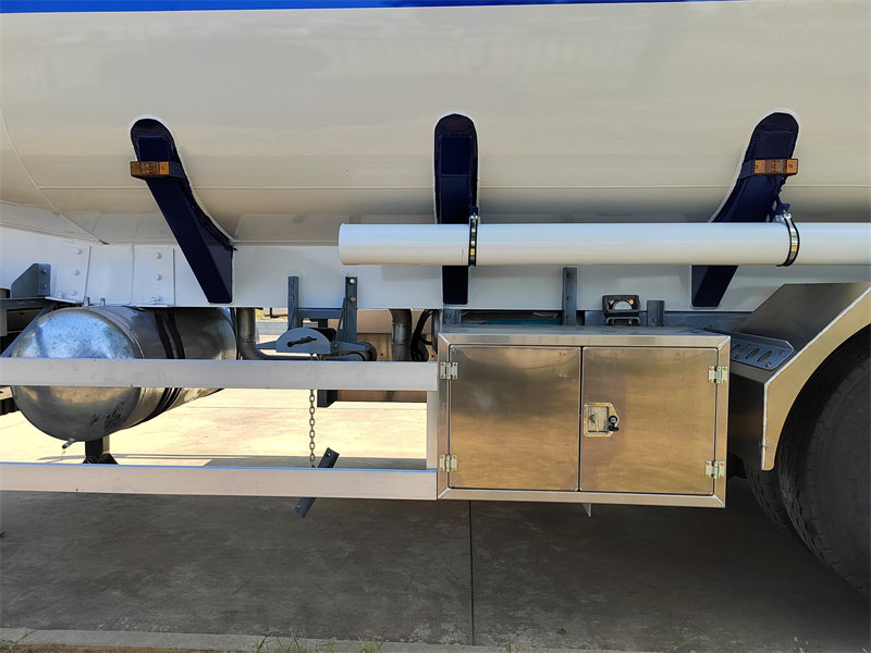 Tri-axle 50CBM oil tanker semi-trailer