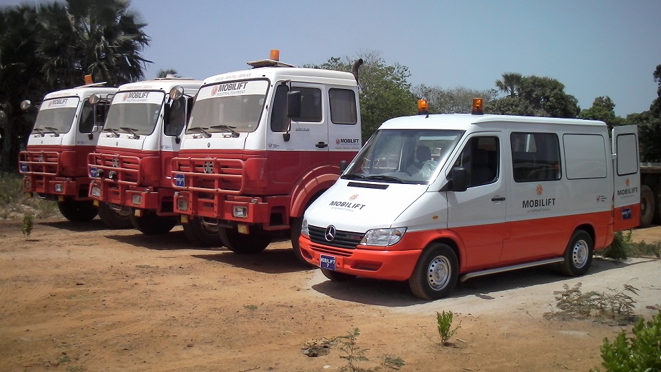 Cliente de Gambia pide 3 unidades de camiones tractores beiben 2634