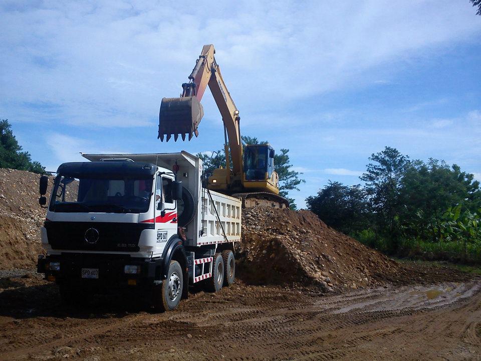 Un cliente del sur de Asia realiza un pedido de camiones volquete con motor beiben de 340 Hp
