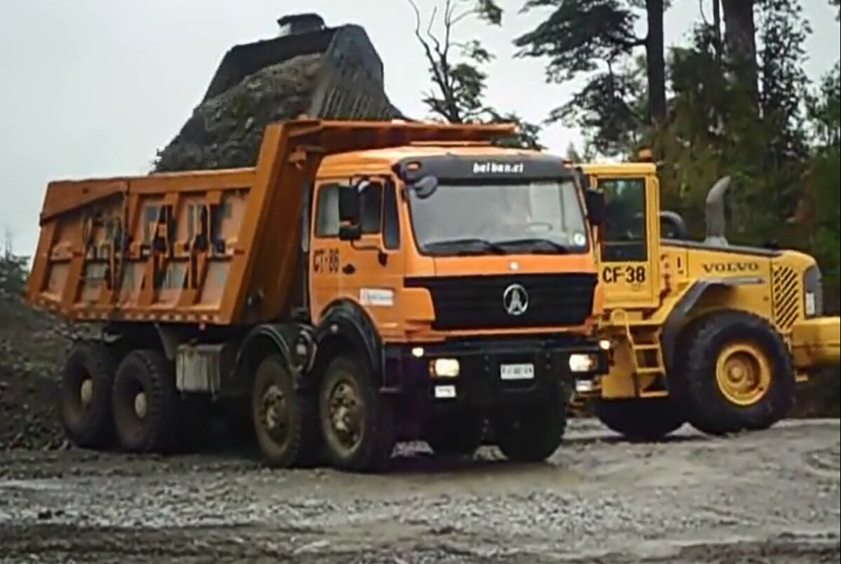 Prueba de funcionamiento del camión volquete North Benz 8*4 en un proyecto de minería de clientes
