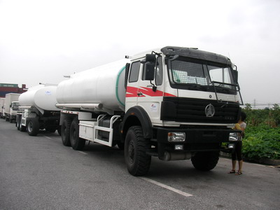 Los camiones cisterna de combustible Beiben con tracción 6*6 se exportan a CONGO y Pointe Noire