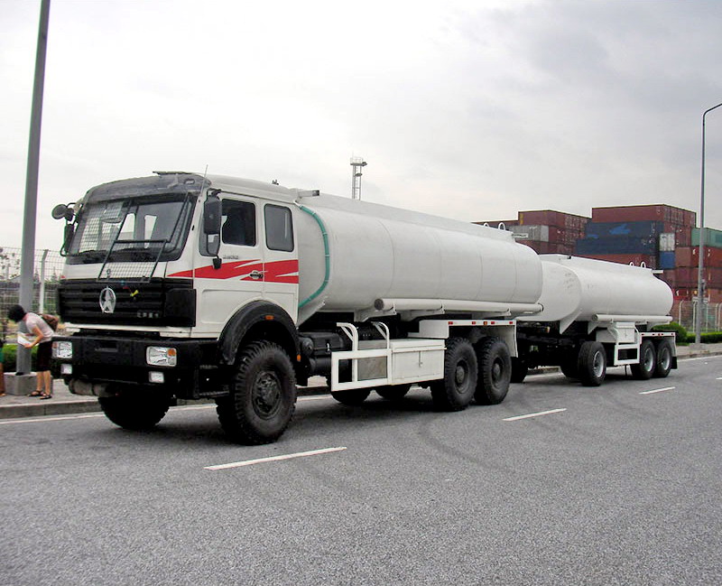 Los camiones cisterna de combustible Beiben 6*6 drive 2534K se exportan a un cliente de CONGO