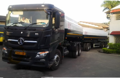 Exportación de camión cisterna de combustible beiben V3 de 20 unidades a un cliente de tanzania