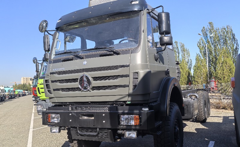 Camión todoterreno militar Beiben 6x6 con neumáticos 14.00R20