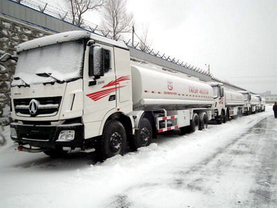 Exportación de camión cisterna de combustible de 8 unidades beiben V3 de 12 ruedas al país de Middel Asia