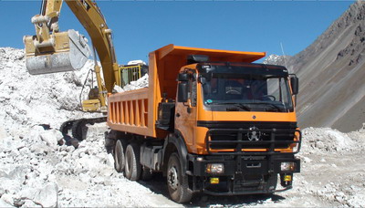 Dumper con motor Beiben 6*4 drive 380 Hp en el área minera del cliente de Kenia