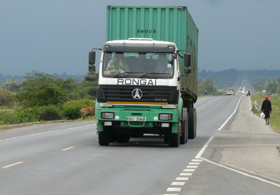 El grupo logístico Kenya Rongai aplica el camión tractor beiben 2538 para el transporte de contenedores